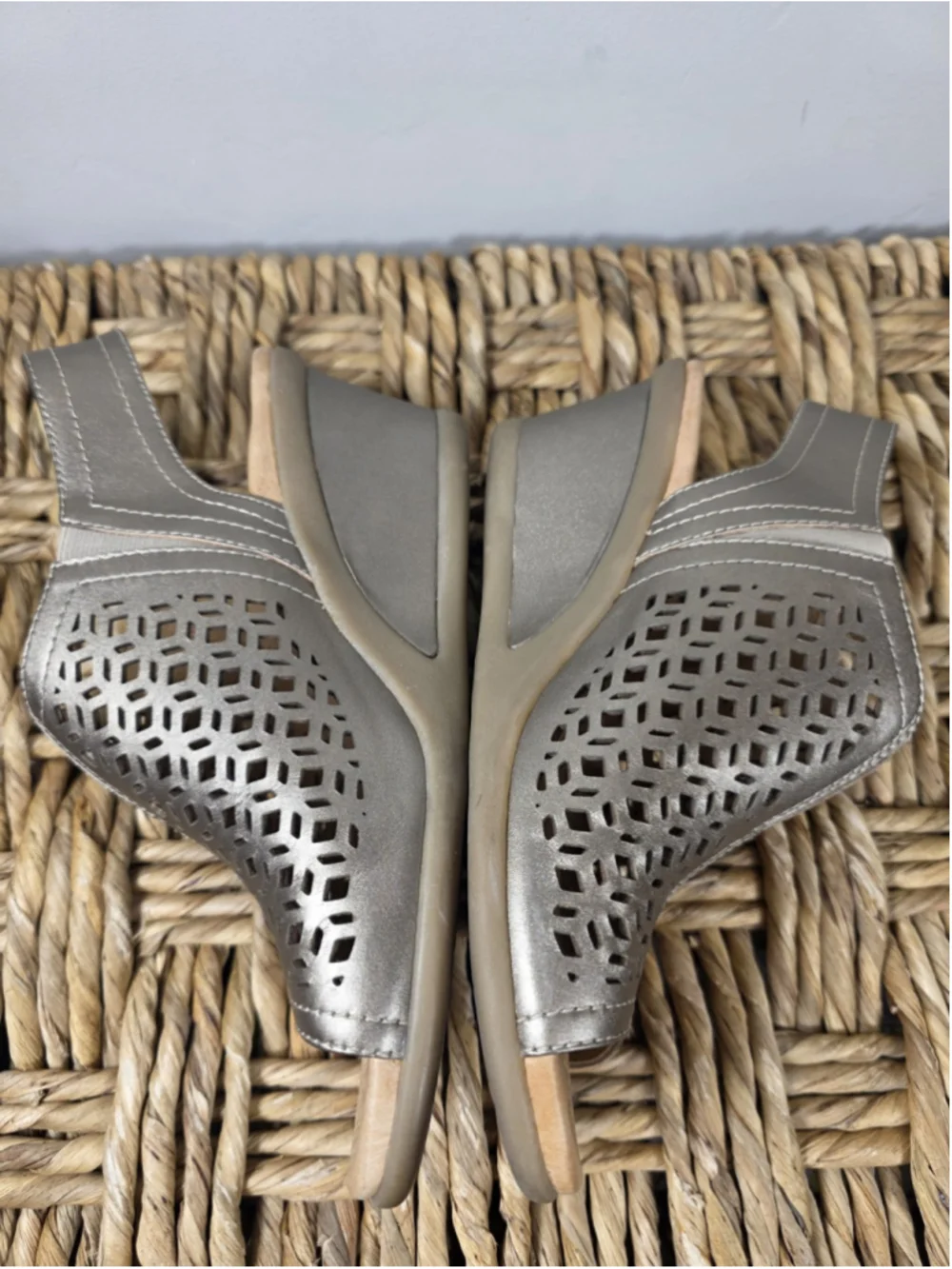 Earth Cascade Platinum Sandals Sz 8.5 B Leather Laser Cut Wedge Slingback City